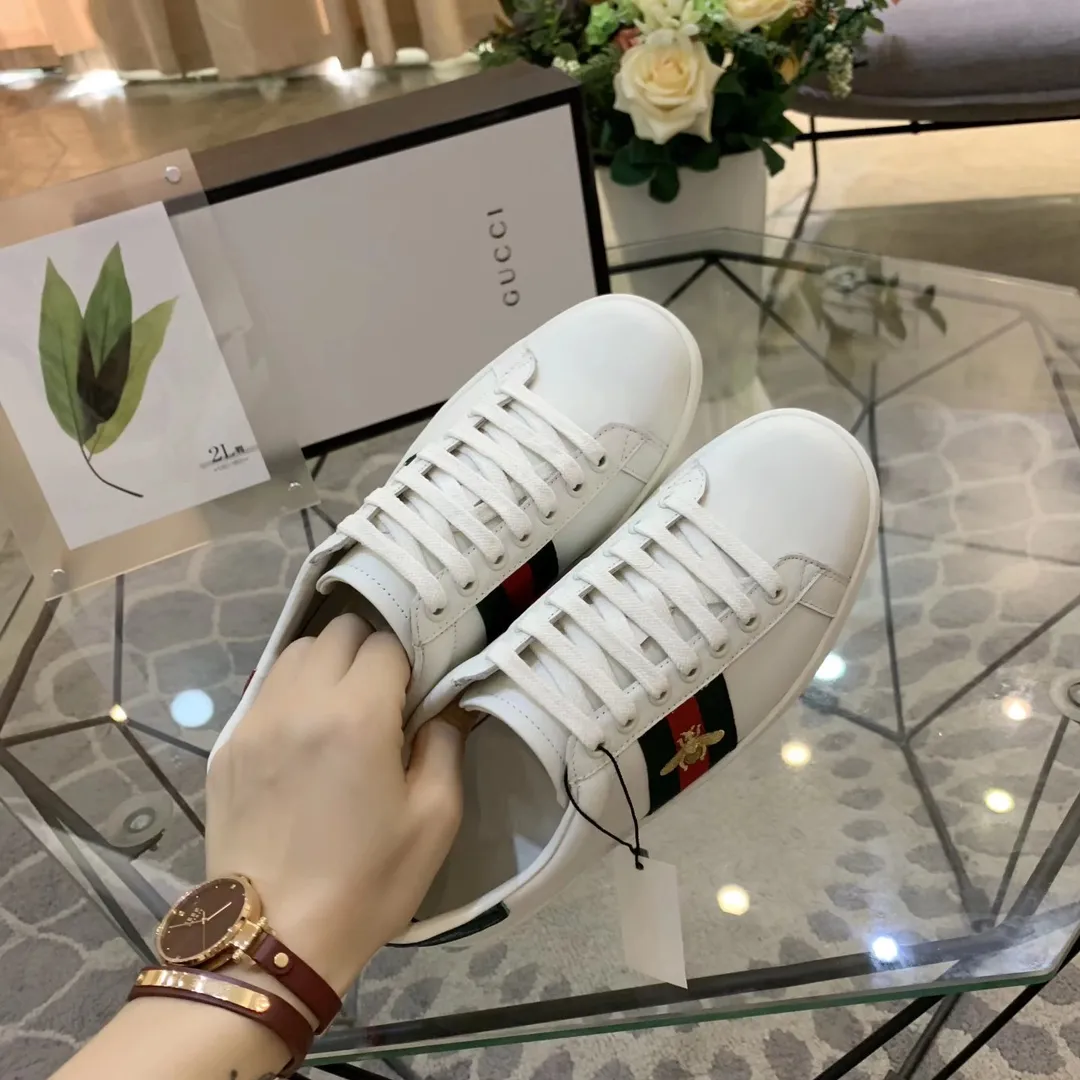 👟👟Ex-factory price 400👟👟Men's size +10 The new little bee GUCCI trendy model, launched at the counter👍top quality, wonderful presentation! Based on the basic model, the electric embroidered bee🐝 original 1:1 molded rubber outsole, flat bottom casual, and easy to match. The upper foot is super comfortable, the material is imported first-layer silk cowhide🐂. off white. Lining/foot padding sheepskin🐑. Code number: 34 to 44 with receipts, cards, tags and bags.